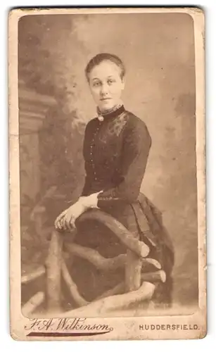 Fotografie F.A. Wilkinson, Huddersfield, junge Dame im eleganten schwarzen Kleid