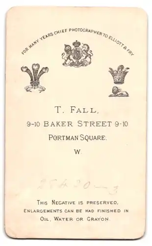 Fotografie T. Fall, London, Baker Street 9-10, Portrait junge Dame mit Ohrringen & Halskette