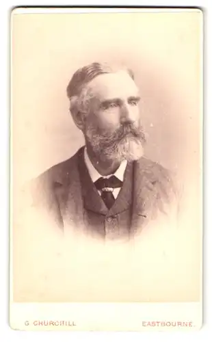 Fotografie G. Churchill, Eastbourne, 4 Cornfield Road, Portrait betagter Gentleman mit Vollbart