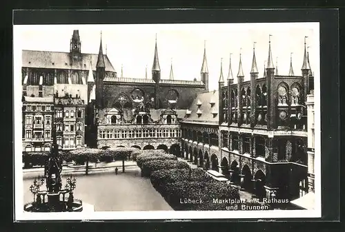 AK Lübeck, Marktplatz mit Rathaus und Brunnen