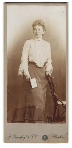 Fotografie R. Jandorf & Co., Berlin, Marga Dölge in weisser Bluse mit einem Buch in der Hand