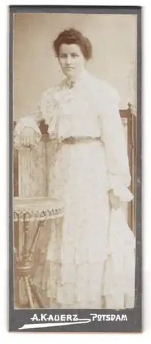 Fotografie A. Kauerz, Potsdam, Portrait Dame im weissen Blümchenkleid mit steht im Atelier