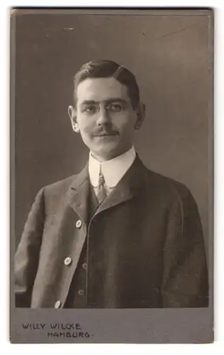 Fotografie Willy Wilcke, Hamburg, Steindamm 54 /56, Portrait Herr im Anzug mit Brille und Moustache