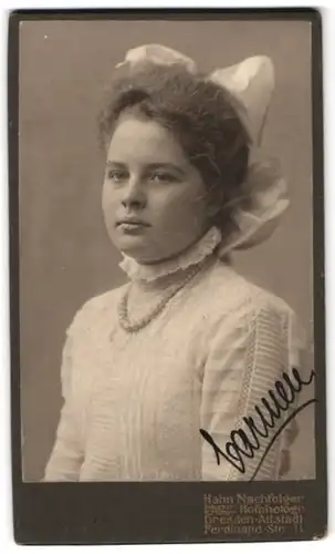 Fotografie Hahn Nachfolger, Dresden, Ferdinand-Str. 11, Portrait junge Frau Carmen im weissen Kleid mit Haarschleife