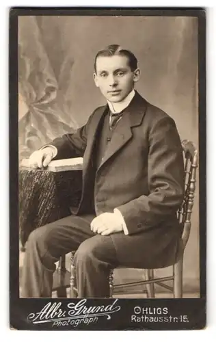 Fotografie Albr. Grund, Ohligs, Rathausstr. 15, Portrait junger Mann im Nadelstreifenanzug mit Schlips