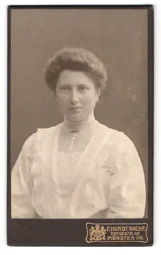 Fotografie F. Hundt Nachf., Münster i. W., Kreuzstr. 42, Portrait Dame in weisser Bluse mit toupierten Haaren