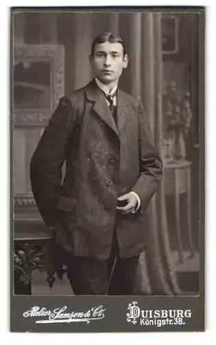 Fotografie Atelier Samson & Co., Duisburg, Königstr. 38, Portrait Mann im karierten anzug mit Mittelscheitel