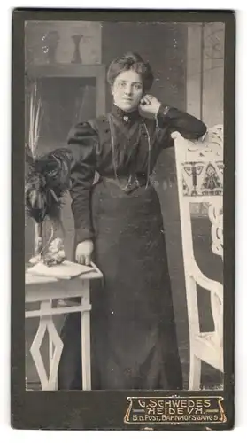 Fotografie G. Schwedes, Heide i. H., Bahnhofsgang 5, Portrait Dame im schwarzen taillierten Kleid mit Hochsteckfrisur