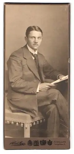 Fotografie Albert Meyer, Hannover, Georgstr. 24, Portrait Herr im Anzug mit Krawatte liest Zeitung
