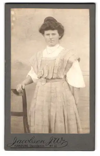 Fotografie J. W. Jacobsen, Hamburg, Steindamm 51, Portrait Dame im bürgerlichen Hauskleid mit Hochsteckfrisur
