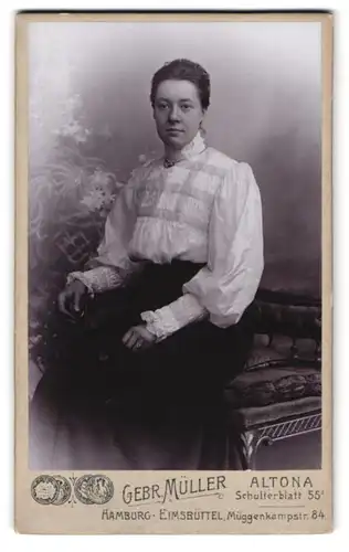 Fotografie Gebr. Müller, Altona, Schulterblatt 55, Portrait junge Frau in wei0er Bluse mit schwarzem Rock