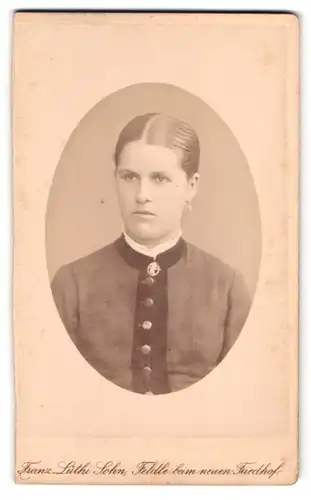 Fotografie Franz Lüthi Sohn, Feldle, beim neuen Friedhof, Portrait junge Frau im Kleid mit Brosche