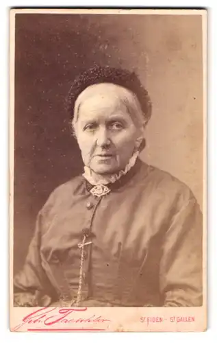 Fotografie Gebr. Taeschler, St. Fiden, Portrait ältere Dame im Biedermeierkleid mit Haube