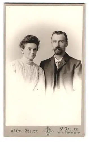 Fotografie A. Lüthi-Zeller, St. Gallen, beim Stadttheater, Portrait Eheleute im Anzug mit Henruquatre Bart und Kleid
