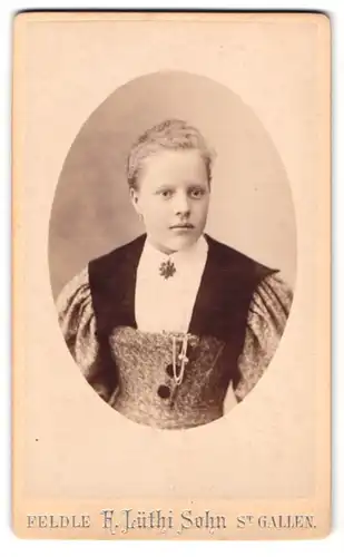 Fotografie A. Lüthi Sohn, Feldle, Portrait junge Frau im Kleid mit Brosche