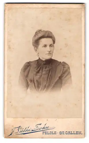 Fotografie F. Lüthi Sohn, Feldle, Portrait Dame im Biedermeierkleid mit Hochsteckfrisur