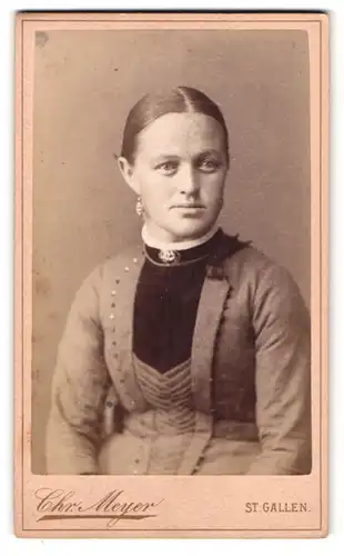 Fotografie Chr. Meyer, St. Gallen, Linsenbühl Str. 84, Portrait Dame im Biedermeierkleid mit Brosche und Ohrringen