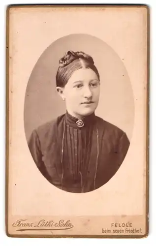 Fotografie Franz Lüthi Sohn, Feldle, beim neuen Friedhof, Portrait junge Frau im Biedermeierkleid mit Hochsteckfrisur