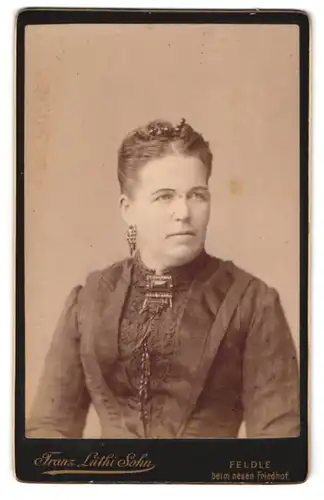 Fotografie Franz Lüthi Sohn, Feldle, beim neuen Friedhof, Portrait Dame im gestreiften Kleid mit Brosche und Haarschmuck
