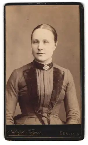 Fotografie Adolph Tepper, Berlin, Blücher-Str. 56, Portrait junge Frau im Biedermeierkleid mit Brosche