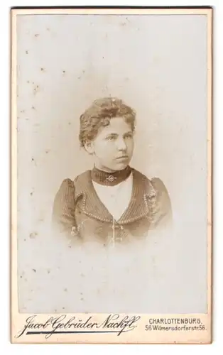 Fotografie Jacob Gebrüder Nachf., Charlottenburg, Wilmersdorferstr. 56, Portrait junge Frau im Stoffkleid mit Locken