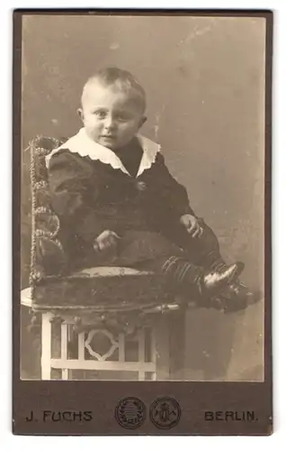 Fotografie J. Fuchs, Berlin, N. Friedrichstr. 138, Portrait kleiner Junge im schwarzen kleid mit Spitzenkragen