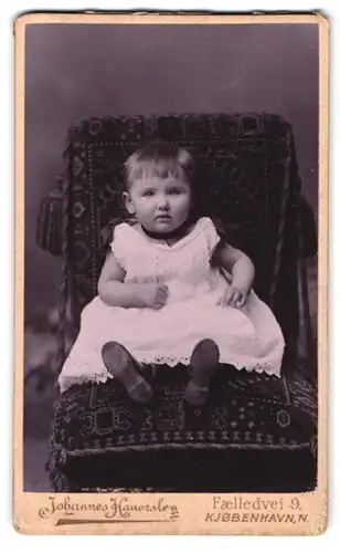 Fotografie Johannes Hauerslev, Kjobenhavn, Faelledvei 9, Portrait kleines Mädchen im weissen Kleid sitzt auf einem Stuhl