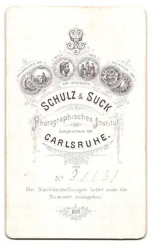 Fotografie Schulz & Suck, Carlsruhe, Langestr. 227, Portrait Dame im Kleid mit Schleife und Locken