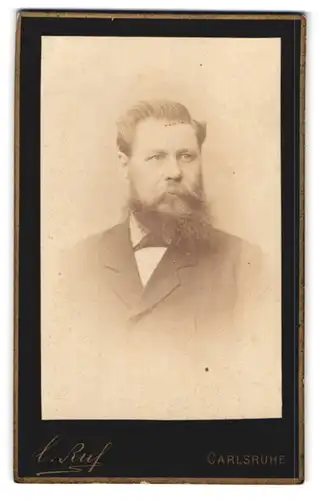 Fotografie C. Ruf, Carlsruhe, Amalienstr. 26, Portrait Herr Deimling im Anzug mit Vollbart