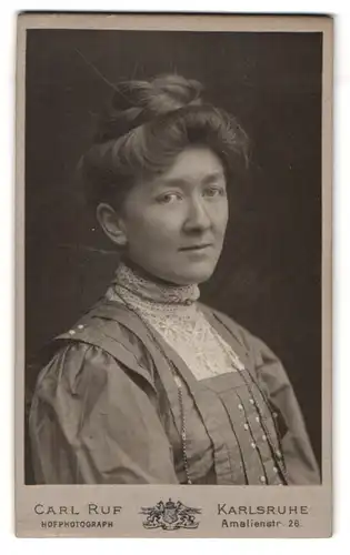 Fotografie Carl Ruf, Karlsruhe, Amalienstr. 26, Portrait Frau im Kleid mit Spitzenkragen und toupierten Haaren