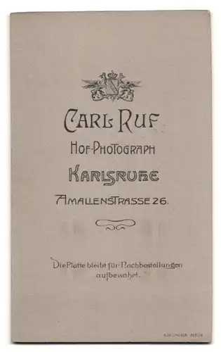 Fotografie Carl Ruf, Karlsruhe, Amalienstr. 26, Portrait Frau im Kleid mit Spitzenkragen und toupierten Haaren