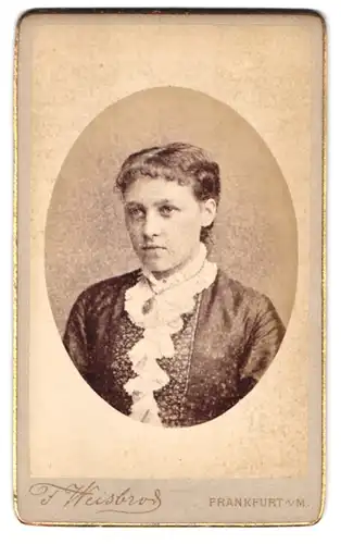 Fotografie F. Weisbrod, Frankfurt a. M., Bleichstr. 70, Portrait junge Frau im Kleid mit Halskette und Locken