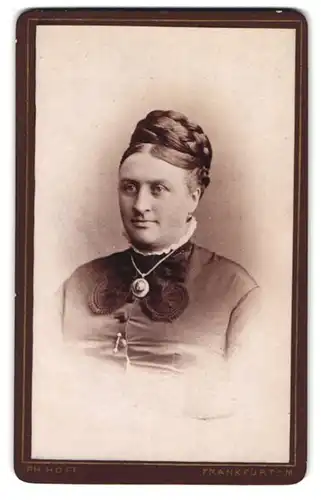 Fotografie Ph. Hoff, Frankfurt a. M., Bleichstr. 38, Portrait Dame im Biedermeierkleid mit Halskette und Zopf