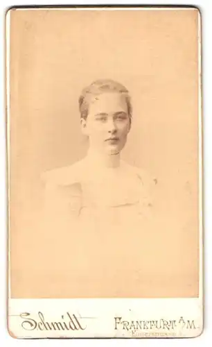 Fotografie Schmidt, Frankfurt a. M., Kaiserstr. 3, Portrait junge blonde Frau im weissen Kleid