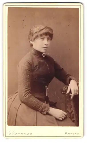 Fotografie G. Raynaud, Anvers, Rempart St. 23, Portrait Dame im taillierten Kleid mit Brosche