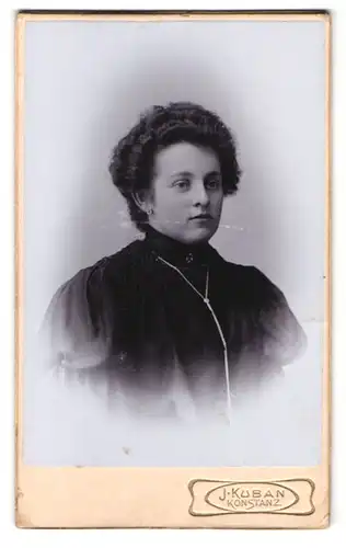 Fotografie J. Kuban, Konstanz, Hussenstr. 26a, Portrait junge Frau im schwarzen Kleid mit Locken