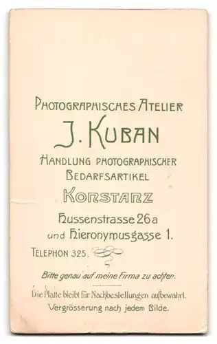 Fotografie J. Kuban, Konstanz, Hussenstr. 26a, Portrait junge Frau im schwarzen Kleid mit Locken