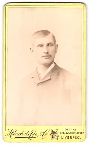 Fotografie Hinchdiffe & Co., Liverpool, Scotland Road 273-275, Portrait Herr im hellen Anzug mit verträumten Blick
