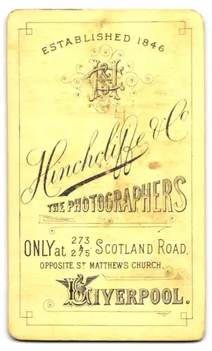 Fotografie Hinchdiffe & Co., Liverpool, Scotland Road 273-275, Portrait Herr im hellen Anzug mit verträumten Blick