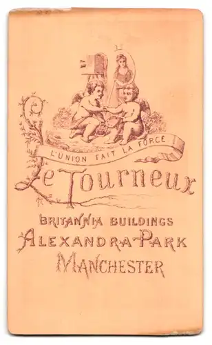 Fotografie Le Tourneux, Manchester, Alexandra Park, Portrait junger Mann im Anzug mit Backenbart