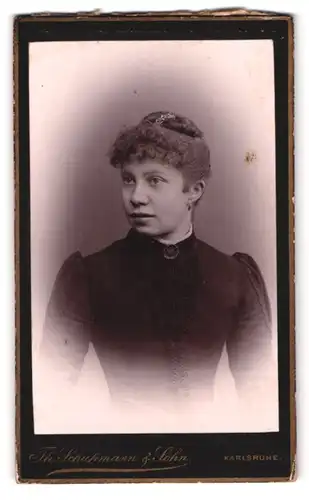 Fotografie Th. Schuhmann & Sohn, Karlsruhe, Amalienstr. 57, Portrait Marie Fleischer im schwarzen Kled mit Locken