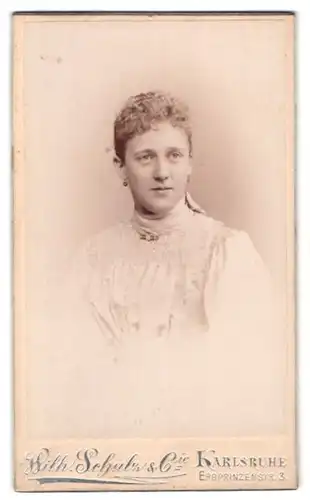 Fotografie Wilh. Schulz & Co., Karlsruhe, Erbprinzenstr. 3, Portrait Berta Stein im weissen Kleid mit Locken