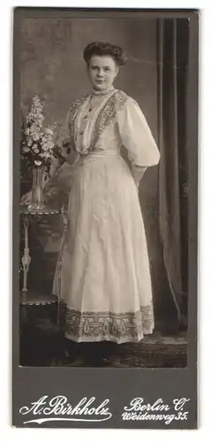 Fotografie A. Birkholz, Berlin, Weidenweg 35, Portrait Dame im weissen Kleid mit Halskette