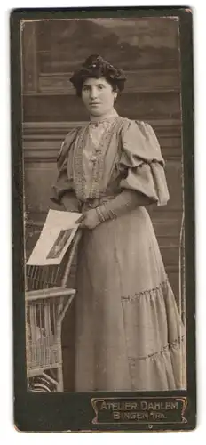Fotografie Atelier Dahlem, Bingen a, Rh., Portrait Frau im hellen Kleid mit Hochsteckfrisur