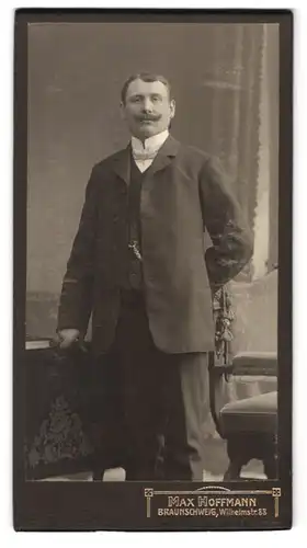 Fotografie Max Hoffmann, Braunschweig, Wilhelmstr. 88, Portrait Herr im Anzug mit weisser Fliege und Kaiser Wilhelm Bart