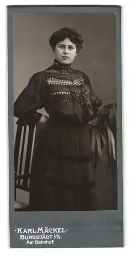 Fotografie Karl Mäckel, Burgstädt i. S., Am Bahnhof, Portrait junge Frau im schwarzen gemusterten Kleid mit Locken