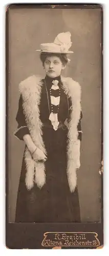 Fotografie R. Przibill, Altona, Reichenstr. 18, Portrait Dame im Kleid mit Stola und Sommerhut