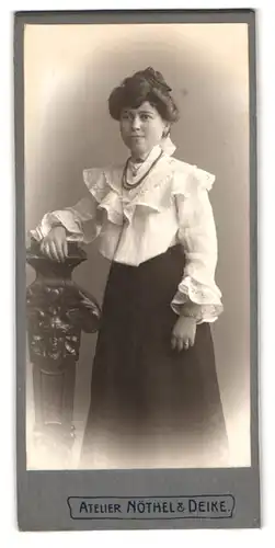 Fotografie Atelier Nöthel & Deike, Hannover, Deisterstr. 1, Portrait junge Frau in weisser Rüschenbluse mit Perlhalskette