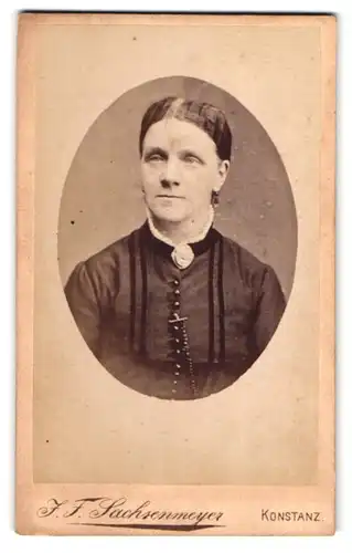 Fotografie J. F. Sachsenmeyer, Konstanz, Huetlinsgasse, Portrait Dame im Biedermeierkleid mit Brosche