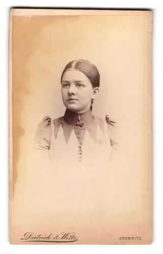 Fotografie Dietrich & Witte, Chemnitz, Poststr. 31, Portrait junges Mädchen im Biedermeierkleid mit Brosche
